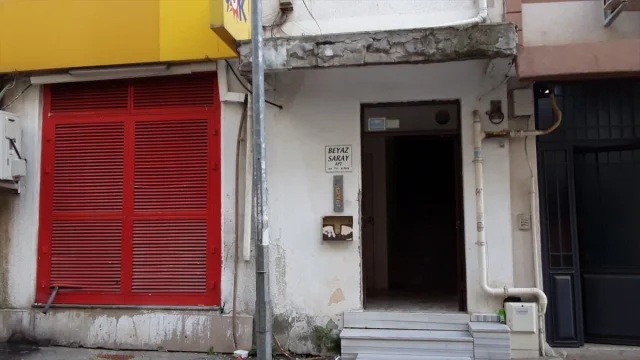 Kocaeli'de Çatlak Tespit Edilen 5 Katlı Bina Dramatik Biçimde Boşaltıldı