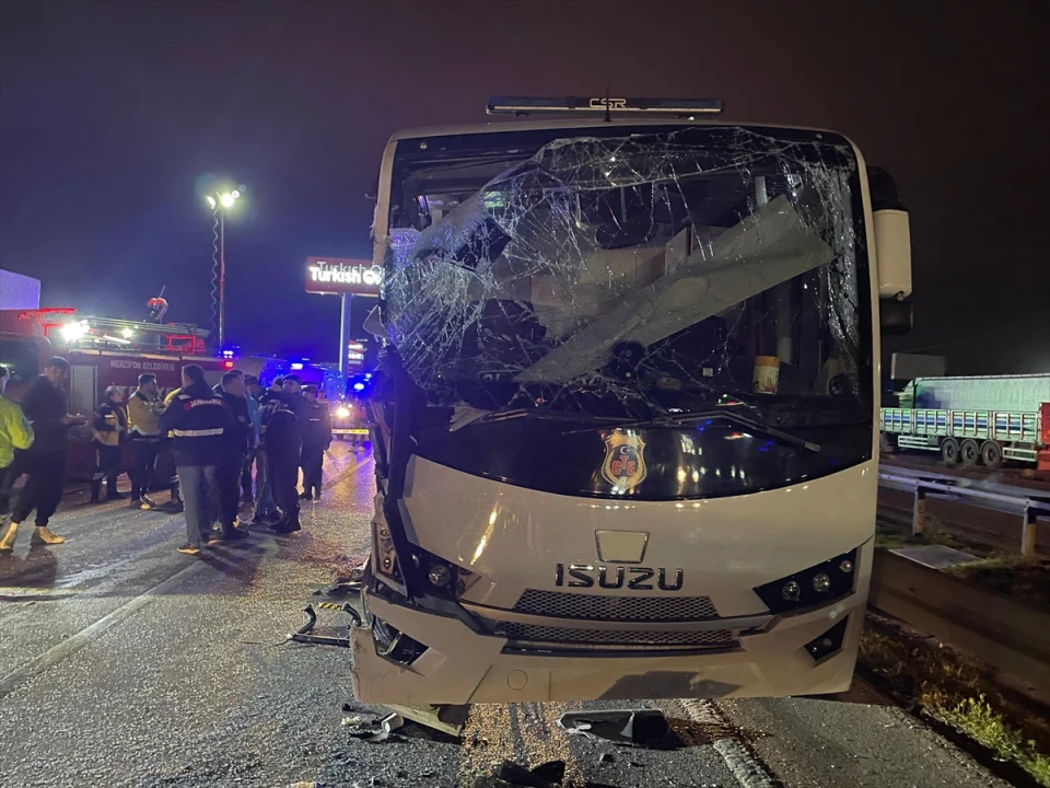 Amasya'daki kaza sonrası cezaevi nakil aracı tehlike atlattı