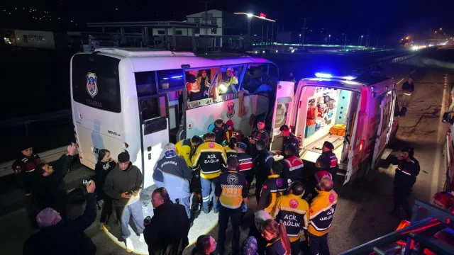 Amasya'daki kaza sonrası cezaevi nakil aracı tehlike atlattı