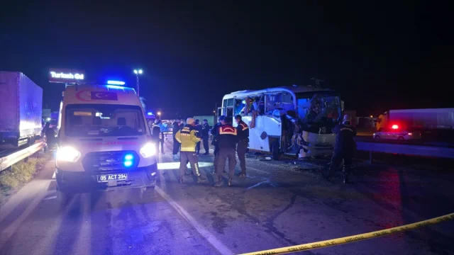 Amasya'daki kaza sonrası cezaevi nakil aracı tehlike atlattı