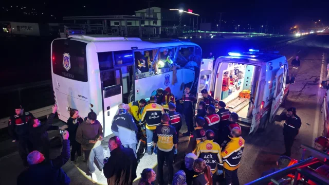 Amasya'daki kaza sonrası cezaevi nakil aracı tehlike atlattı
