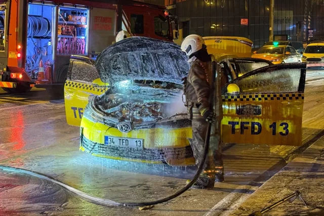 Beyoğlu'nda Seyir Halindeki Taksi Alev Aldı 