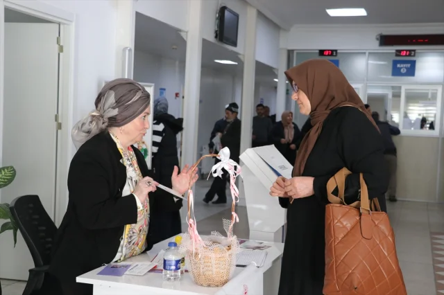 Genç Gönüllülerle Kanserde Erken Teşhis Mücadelesi Sakarya'da Yoğun İlgi Görüyor