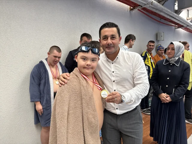 Tekirdağ'da "özel çocuklar" yüzme yarışında mücadelesiyle ilgi odağı oldu