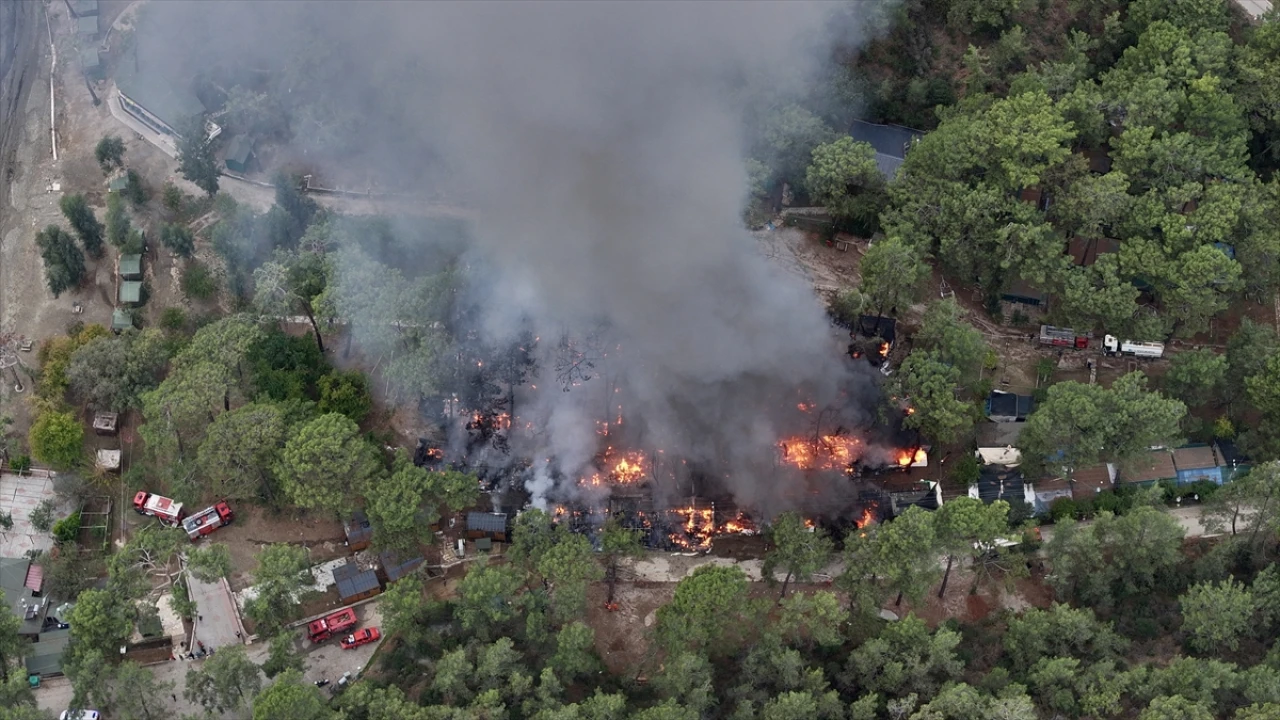 Fethiye'de kamp alanında çıkan yangın çevre sakinlerini endişelendiriyor