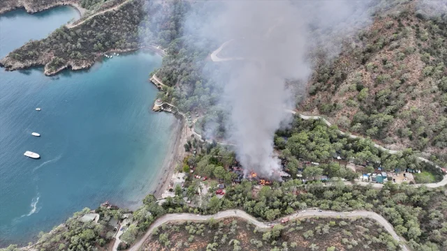 Fethiye'de kamp alanında çıkan yangın çevre sakinlerini endişelendiriyor