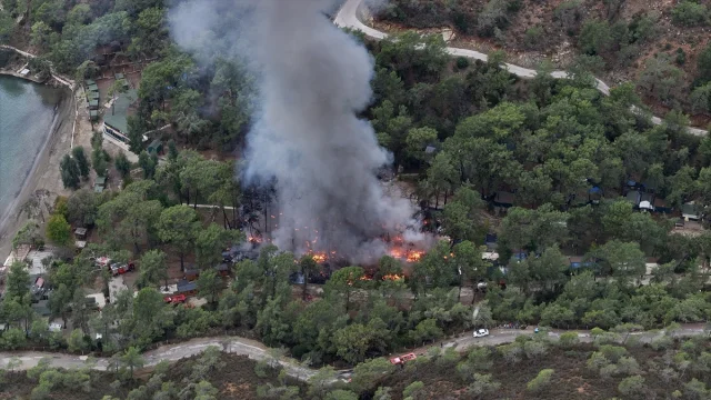 Fethiye'de kamp alanında çıkan yangın çevre sakinlerini endişelendiriyor