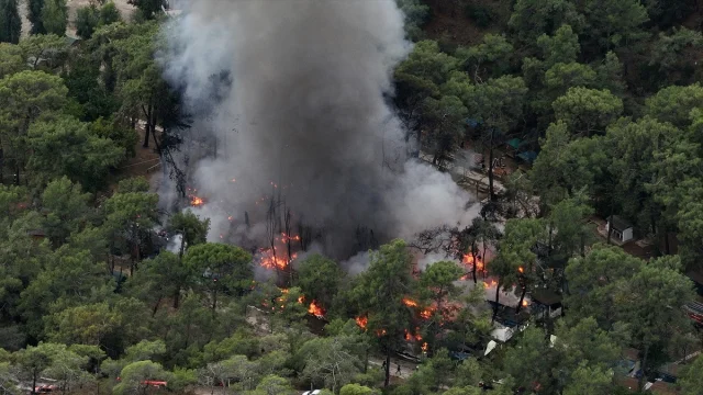 Fethiye'de kamp alanında çıkan yangın çevre sakinlerini endişelendiriyor