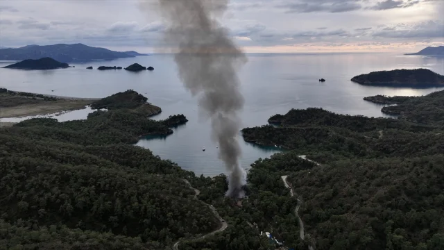 Fethiye'de kamp alanında çıkan yangın çevre sakinlerini endişelendiriyor