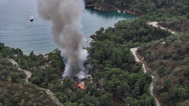 Fethiye'de kamp alanında çıkan yangın çevre sakinlerini endişelendiriyor