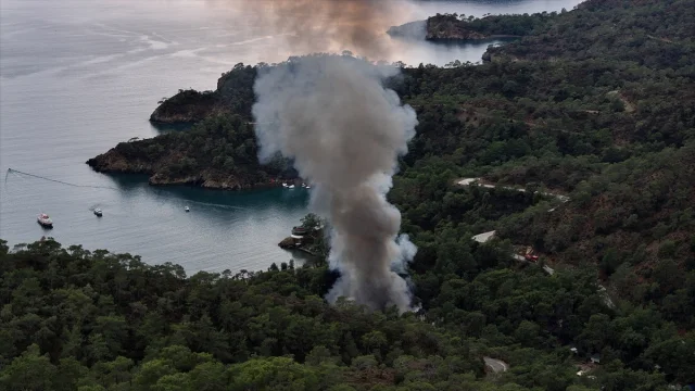 Fethiye'de kamp alanında çıkan yangın çevre sakinlerini endişelendiriyor