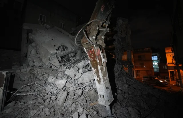 İzmir'de inşaat yıkımı sırasında kopan betonlar korkuttu