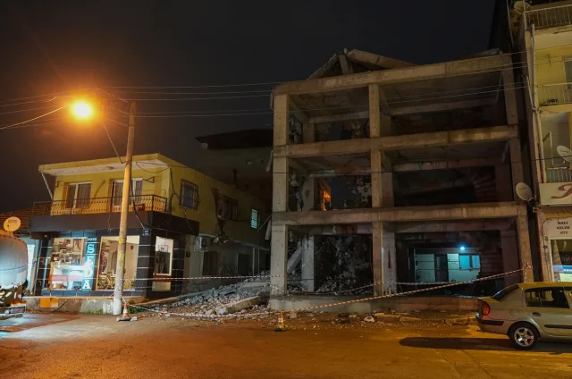 İzmir'de inşaat yıkımı sırasında kopan betonlar korkuttu