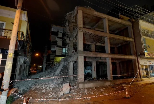 İzmir'de inşaat yıkımı sırasında kopan betonlar korkuttu