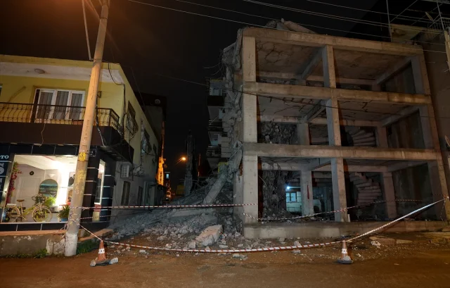İzmir'de inşaat yıkımı sırasında kopan betonlar korkuttu