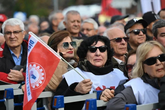 CHP Genel Başkanı Özel'den Çarpıcı Miting Konuşması