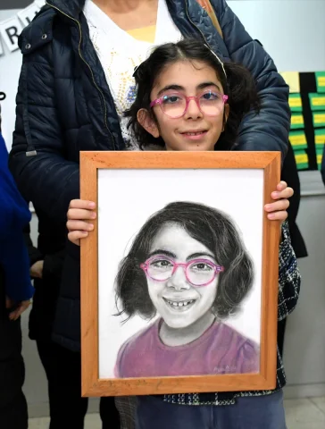 Gönüllü ressamlardan özel çocuklara ömür boyu hatıra olacak portreler