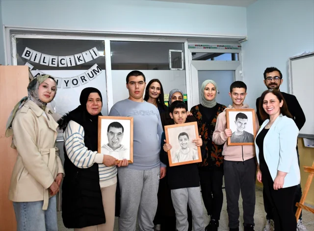 Gönüllü ressamlardan özel çocuklara ömür boyu hatıra olacak portreler
