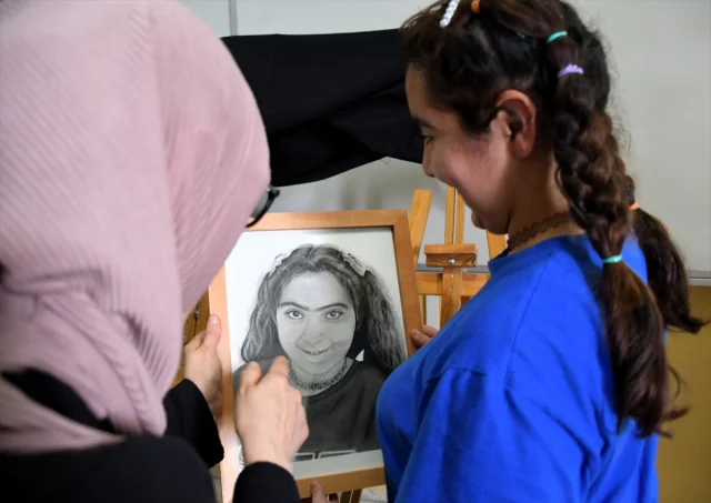 Gönüllü ressamlardan özel çocuklara ömür boyu hatıra olacak portreler