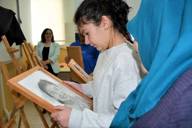 Gönüllü ressamlardan özel çocuklara ömür boyu hatıra olacak portreler