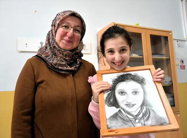 Gönüllü ressamlardan özel çocuklara ömür boyu hatıra olacak portreler