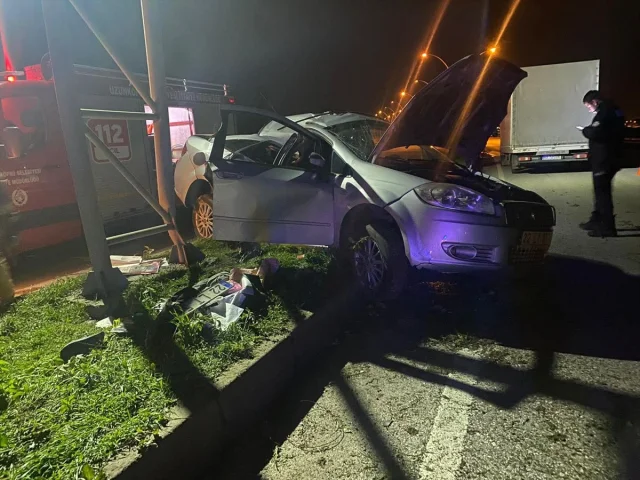 Edirne'deki trajedi: direğe çarpan araçta sürücü hayatını kaybetti