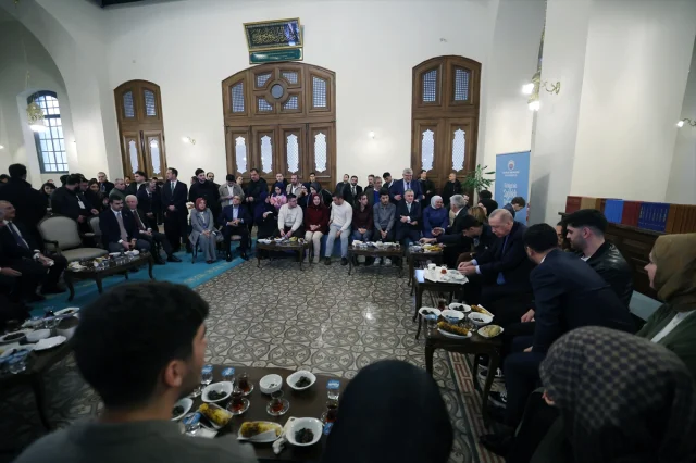 Cumhurbaşkanı Erdoğan gençlerle omuz omuza yürümenin önemi vurguladı