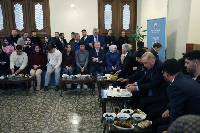 Cumhurbaşkanı Erdoğan gençlerle omuz omuza yürümenin önemi vurguladı