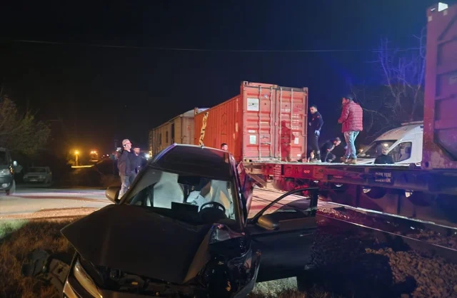 Malatya'da hemzemin geçitte facia yük treni otomobile çarptı