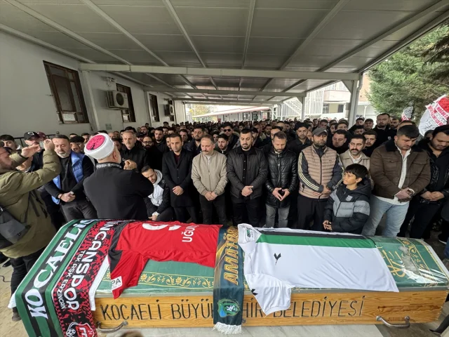 Kocaeli'de trajik silahlı olayda yaşamını yitiren futbolcu Uğurcan Bekçi son yolculuğuna uğurlandı