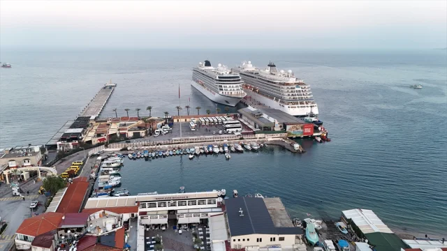 Kuşadası'na Görkemli Ziyaret: Yüzlerce Turist İki Dev Kruvaziyerle Geldi