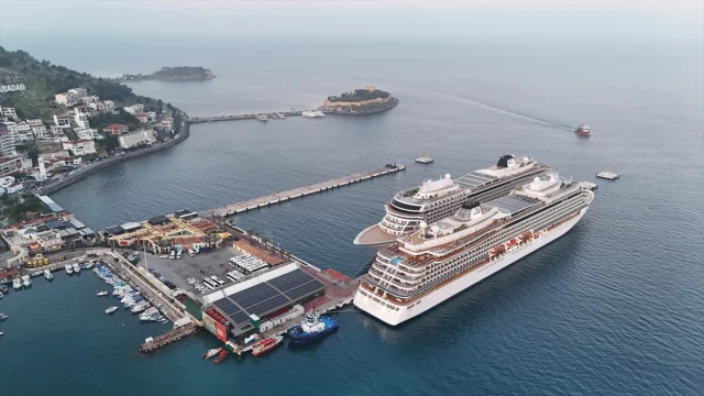 Kuşadası'na Görkemli Ziyaret: Yüzlerce Turist İki Dev Kruvaziyerle Geldi