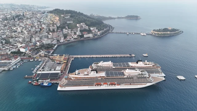 Kuşadası'na Görkemli Ziyaret: Yüzlerce Turist İki Dev Kruvaziyerle Geldi