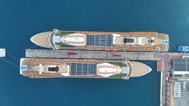 Kuşadası'na Görkemli Ziyaret: Yüzlerce Turist İki Dev Kruvaziyerle Geldi