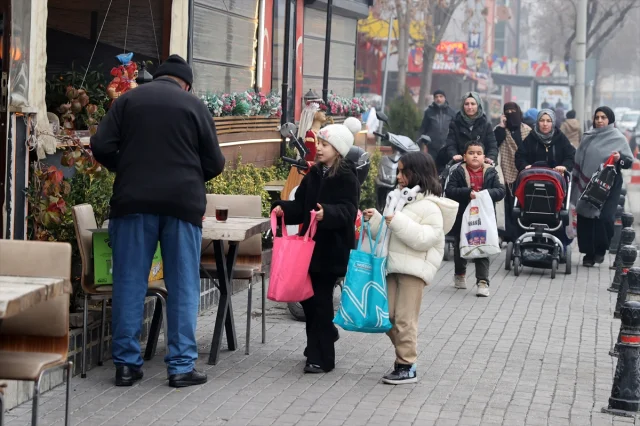 Konya'da çocuklar Regaip Kandili'nde geleneksel şivlilik heyecanı yaşıyor