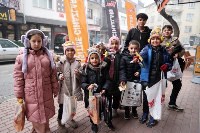 Konya'da çocuklar Regaip Kandili'nde geleneksel şivlilik heyecanı yaşıyor