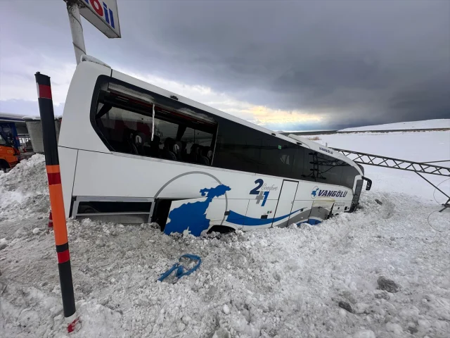 Van'daki otobüs kazasında 11 yolcu yaralandı 