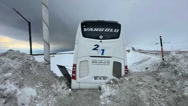 Van'daki otobüs kazasında 11 yolcu yaralandı dikkatler kar küreme aracında