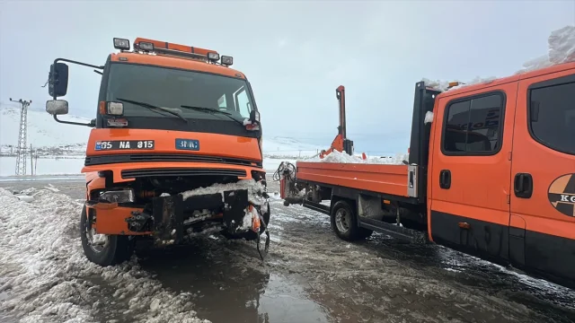 Van'daki otobüs kazasında 11 yolcu yaralandı dikkatler kar küreme aracında