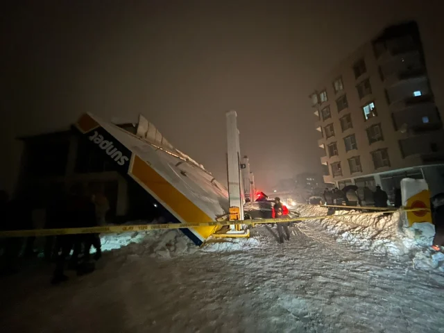 Hakkari'de kar yağışı akaryakıt istasyonunda çatı çökmesine yol açtı