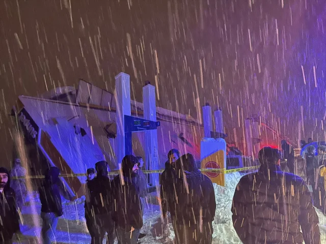 Hakkari'de kar yağışı akaryakıt istasyonunda çatı çökmesine yol açtı
