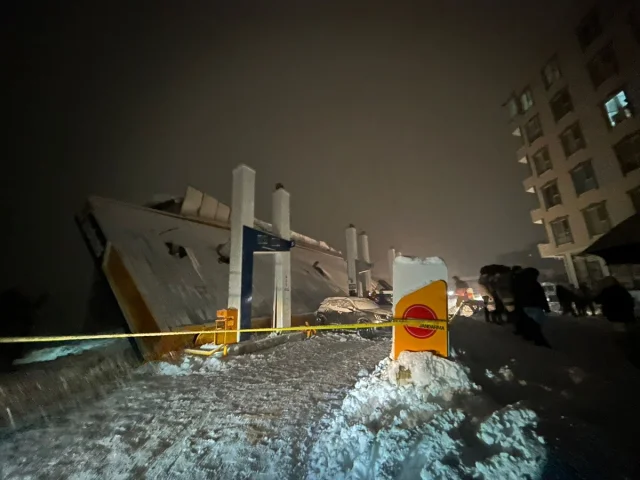 Hakkari'de kar yağışı akaryakıt istasyonunda çatı çökmesine yol açtı