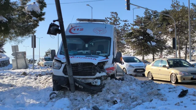 Karabük'te ambulans kazası: 2 sağlık çalışanı yaralandı