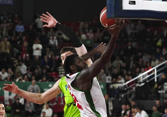 Karşıyaka ve TOFAŞ Arasında Nefes Kesen Basketbol Karşılaşması