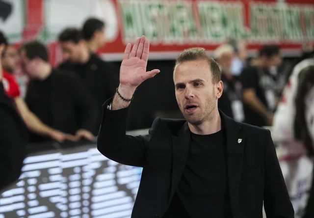Karşıyaka ve TOFAŞ Arasında Nefes Kesen Basketbol Karşılaşması