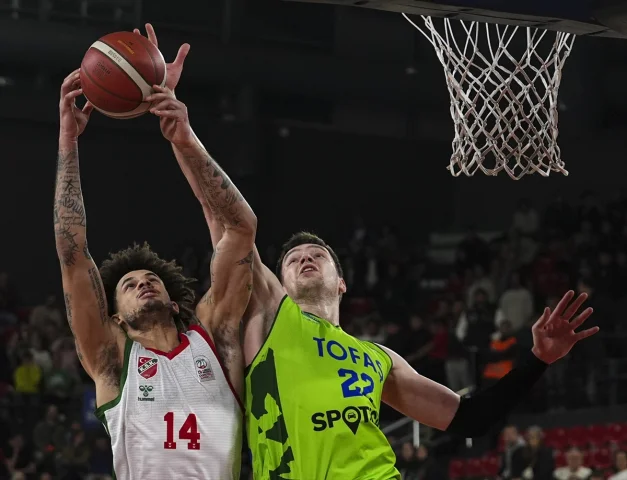 Karşıyaka ve TOFAŞ Arasında Nefes Kesen Basketbol Karşılaşması