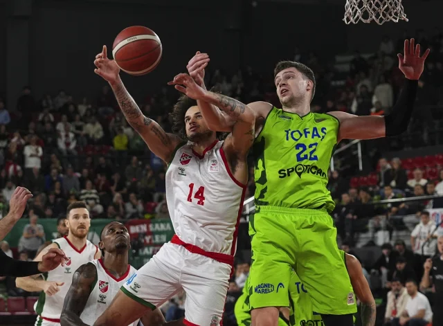 Karşıyaka ve TOFAŞ Arasında Nefes Kesen Basketbol Karşılaşması