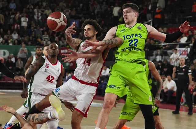 Karşıyaka ve TOFAŞ Arasında Nefes Kesen Basketbol Karşılaşması