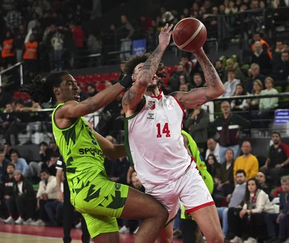 Karşıyaka ve TOFAŞ Arasında Nefes Kesen Basketbol Karşılaşması
