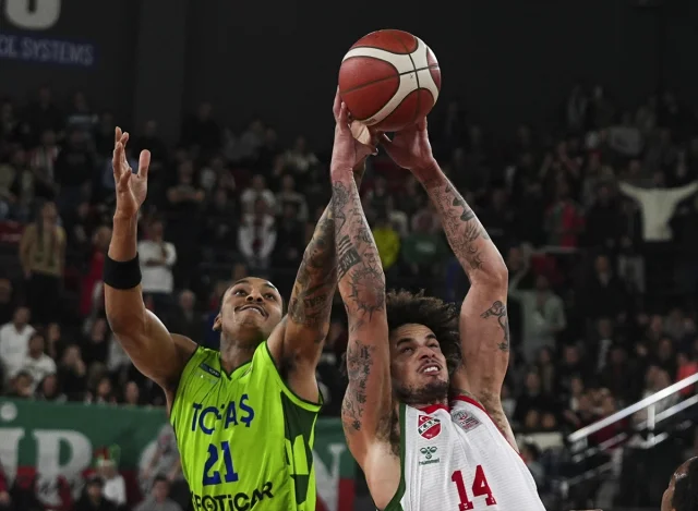 Karşıyaka ve TOFAŞ Arasında Nefes Kesen Basketbol Karşılaşması